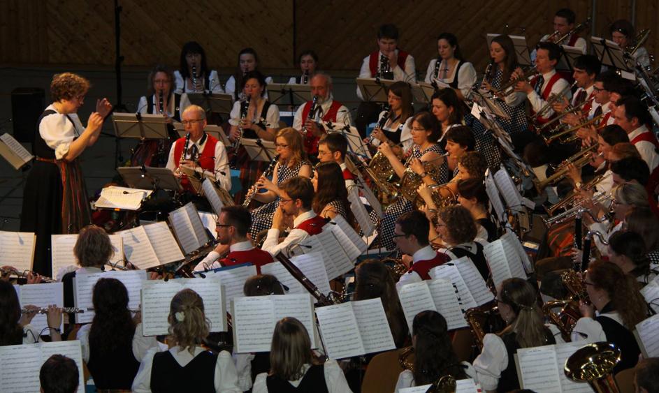 Blasmusik vom Feinsten: Die Blaskapelle Isen beim Frühjahrskonzert unter Leitung von Dirgentin Regina Gaigl (l.). © Zimmerer